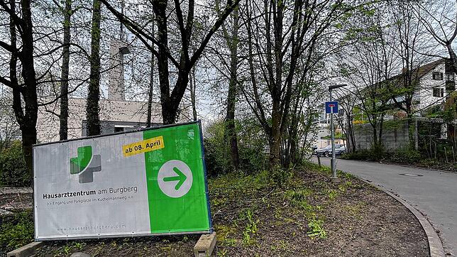 Im ehemaligen Telekomgebäude eröffnet am Montag, 8. April, das neue Hausarztzentrum am Burgberg. Erschlossen ist es über den Kuchelmannweg.
