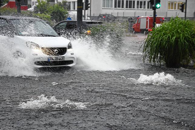 Bild 9: Heftiges Unwetter im Hegau: Auch Autos schwimmen davon!