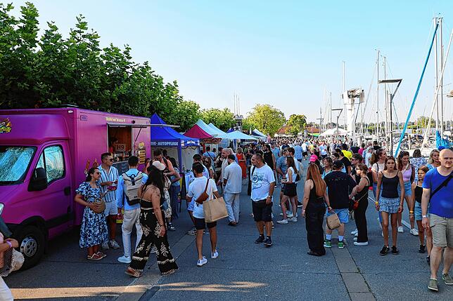 Bild 8: Beim Seenachtfest 2025 wird das Konstanzer Bodenseeufer zur Festmeile