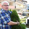 Anton Rüdel beschwert sich über Lärm und Gerüche – verursacht vom benachbarten Restaurant Bella Vista.