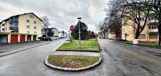 Nur in einer Richtung ist die Erbsenlachen-Straße befahrbar. Entlang des Rundwegs, der um eine Grünfläche mit Spielplatz führt, liegen ...