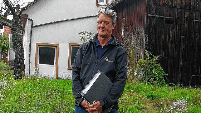 Bauunternehmer Andreas Mayer würde gern auf diesem Grundstück an der Konstanzer Straße in Allensbach ein Ärztehaus realisieren.