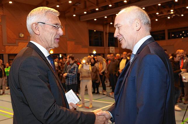 Uwe Eisch (links) gratuliert seinem Nachfolger Jürgen Maas.