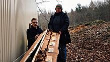 Marcel Lamer, Kassier im Verein Waldkindergarten Uhldingen-Mühlhofen, und Erzieherin Corina Schnell sind bestürzt über die regelmäßige ...