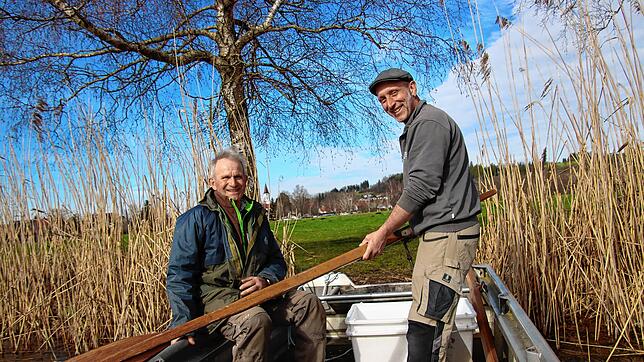 Michael Nadler (rechts) und Ludwig Lehmann machen das Ruderboot bereit. Seit Ende Februar rudern Mitglieder des Vereins reglmäßig zu den ...