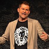 Michael Altinger kommt mit seinem neuen Programm „Die letzte Tasse Testosteron“ am 5. April in den Theaterstadel.