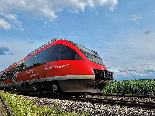Noch rattert die Diesellok namens „Landkreis Waldshut“ über die Gleise am Hochrhein. Doch ihre Tage sind gezählt. Das Bild entstand bei ...