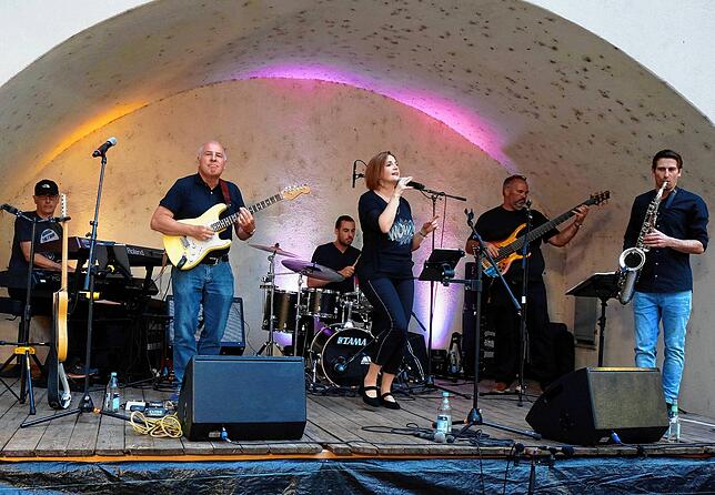 Soul und Funk: Die Band „79SoulClub“ reißt zum Abschluss der Jazz-Days das Publikum mit, von links: Gerd Rieber, Jochen ...