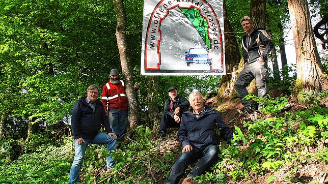 Bürgermeister Carsten Quednow, Ulrich Winkler, Herbert Nägele, Roland Lauber und Stephan Marder, von links, brachten am Freitag ein ...