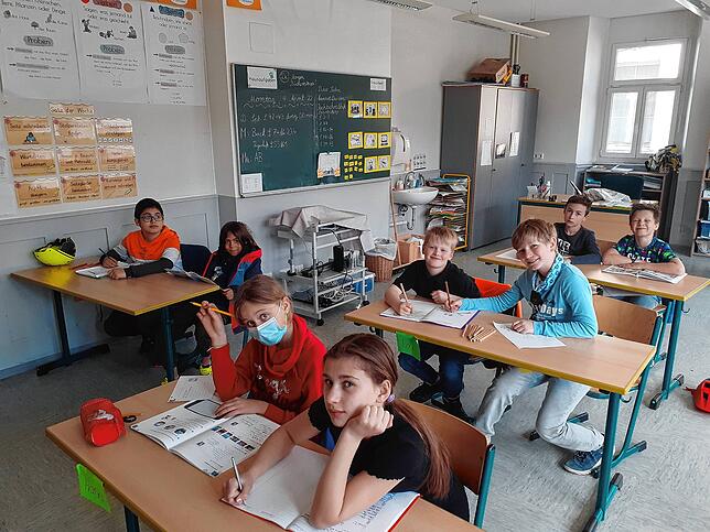 Schüler der Klasse 4a der Grundschule Oberlauchringen: Nur noch eine Mund-Nasen-Bedeckung ist zu sehen.