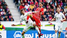 Münchens Thomas Müller (l) in Aktion gegen Freiburgs Lucas Höler.