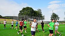 In vielen Trainingseinheiten auch des TuS Blumberg bestand der neue Kunstrasenplatz seine Feuertaufe längst mit Bravour. Doch Stadt und ...