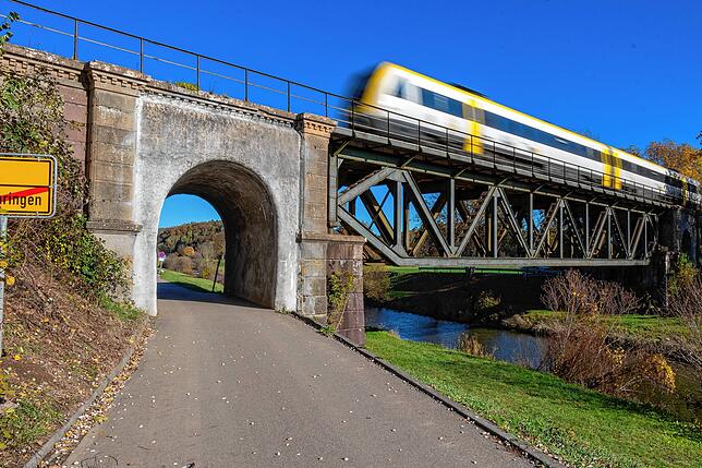 Die Eisenbahnbrücke über die Wutach in Lauchringen. Sie soll 2024 erneuert werden. Vorbereitende Arbeiten werden vom kommenden 28. ...