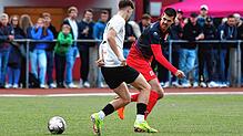 Zusatzaufgabe beim FC Schönau: Urgestein Niklas Lais (rechts, gegen Marco Hanser von der SG FC Wehr/Brennet) wird in der neuen Saison ...