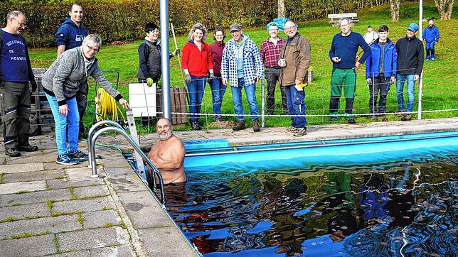 Im Höhenfreibad Schweigmatt: Freiwillige Helfer beobachten Thomas Jost, der im eisigen Wasser abtaucht, um das Abflussrohr mit Pressluft ...