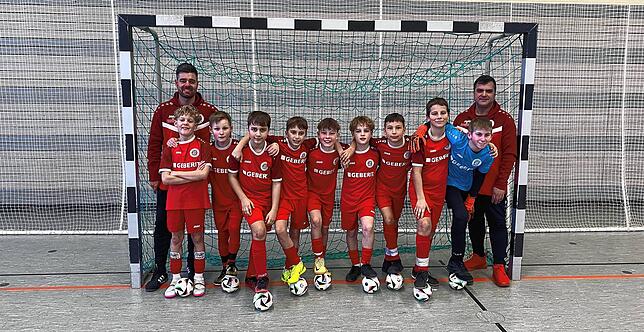 Die glücklichen E-Junioren des SC Pfullendorf beim Meisterbild (von links): Trainer Daniel Zimmermann, Elijah Zimmermann, Michael ...