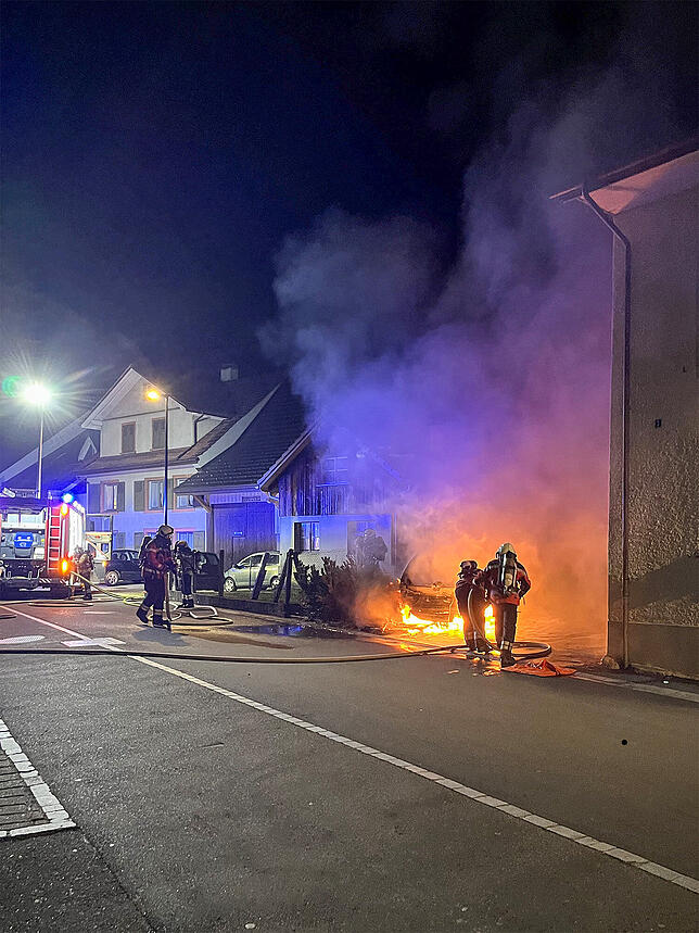 Ein Auto brennt in Oberdorf (Basel-Landschaft) lichterloh.