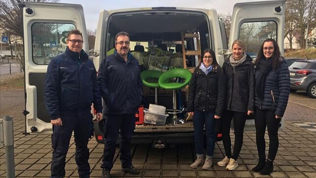 Fertig zur Abfahrt nach Stuttgart: Die Hausmeister Michael Kaleß (von links) und Ottmar Keller sowie Selina Löffler, ...