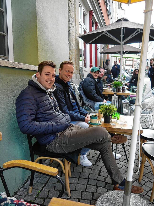 Studenten Peter Collet (von links) und Gideon Abele vor dem Schwarzen Schaf.