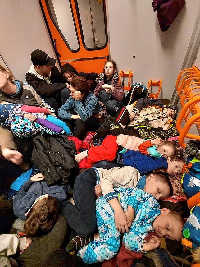 Wenig Platz gab es auf der Reise. Im Vordergrund sind man Alevtinas Kinder.