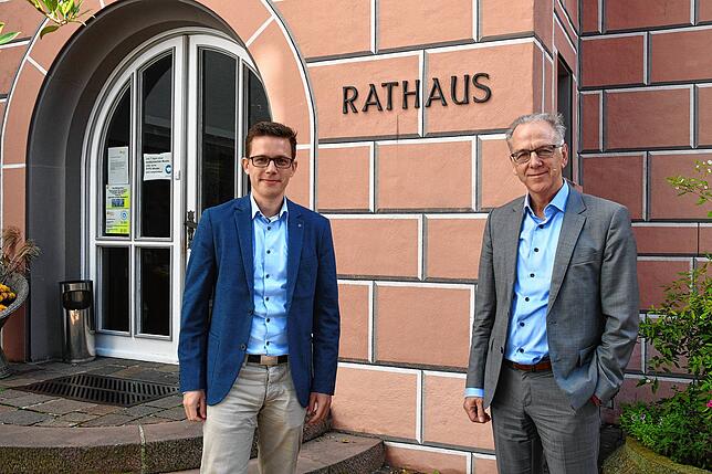 Die Bürgermeister Benjamin Mors (Steißlingen, links) und Johannes Moser (Engen) vor dem Engener Rathaus: Mit welchem Appell gingen sie ...