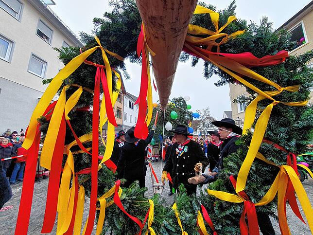 Bild 4: Viererbund-Treffen: Überlinger Zimmermannsgilde stellt erfolgreich den Narrenbaum