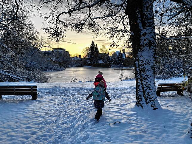Sonnenaufgang über den zugefroreren Eisweiher in Villingen: Die Schulkinder lassen sich vom Wetterumschwung nicht aufhalten und stapfen ...