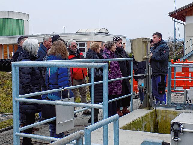 Die Gemeinderäte bei der neuen Sandwaschanlage, die12 Tonnen Sand pro Jahr aus dem Abwasser filtert. Rechts Ronnie Schellin, Leiter der ...