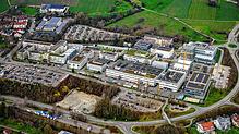 Bislang ein helles unbebautes Grundstück an der Nußdorfer Straße: Auf ihm soll die neue Firmenzentrale von Diehl Defence entstehen. Das ...