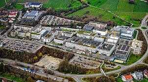 Bislang ein helles unbebautes Grundstück an der Nußdorfer Straße: Auf ihm soll die neue Firmenzentrale von Diehl Defence entstehen. Das ...