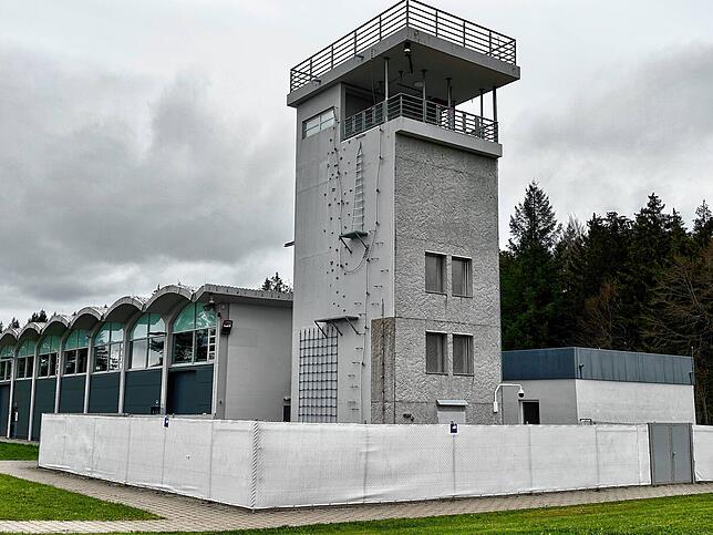 Von außen sieht das Maze House wie eine Werkstatthalle aus. Drinnen wurde ein Übungslabyrinth eingebaut, in dem Häuserkampf oder ...