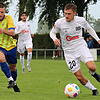 Kevin Müller (rechts) vom FC 08 Villingen im Laufduell mit Johannes Reichle von der SpVgg F.A.L. Am Mittwochabend gewann der Oberligist ...