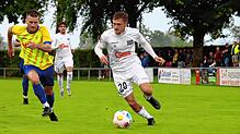Villingens Kevin Müller (rechts) entwischt seinem F.A.L.-Gegenspieler Johannes Reichle (links). Müller steuerte zum FC 08-Erfolg einen ...