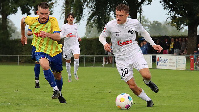 Kevin Müller (rechts) vom FC 08 Villingen im Laufduell mit Johannes Reichle von der SpVgg F.A.L. Am Mittwochabend gewann der Oberligist ...