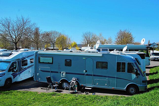 Auf dem Parkplatz vor dem Campingplatz Reichenau verbrachten Camper ein paar Tage in ihren motorisierten Heimen. Der offizielle Platz ...