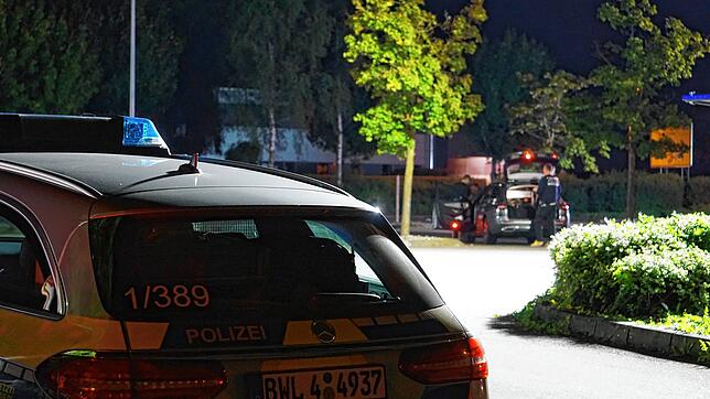 Die Kriminalpolizei sichert am Abend des 3. September Spuren auf dem Parkplatz des Aldi. Dort hatte es zuvor eine blutige ...