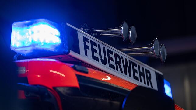 Das Motorrad und das Auto gerieten bei dem Zusammenstoß in Brand. (Symbolbild)