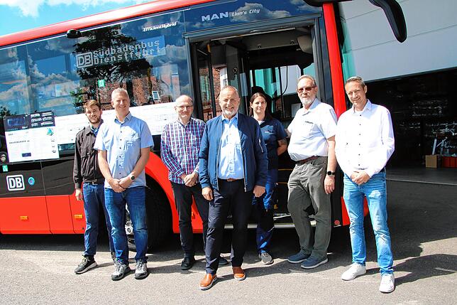 Sie freuen sich über die neue Technik in den Bussen der SBG (von links): Jakob Kolberg (VAG Freiburg), Fabian Mülhaupt (RVF), Enrico ...
