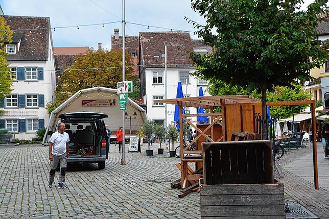 Schon Tage vor dem Fest werden Bühne, Stände und Biergarnituren auf dem Schlossplatz aufgebaut.