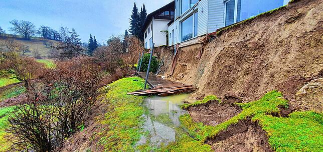 Erdrutsch in Schopfheim im Landkreis Lörrach. Hier liegen die Fundamente eines Wohnhauses teilweise frei.