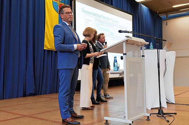 Beim Besuch von Regierungspräsidentin Bärbel Schäfer in Allensbach zum Thema Ausbau der B33: In der Bodanrückhalle hören knapp 500 ...