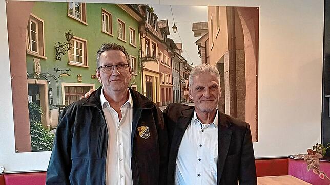 SV 08-Vorsitzender Johann Scheible (rechts) und sein designierter Nachfolger, Jugendleiter Heiner Berger zusammen im Vereinsheim. ...