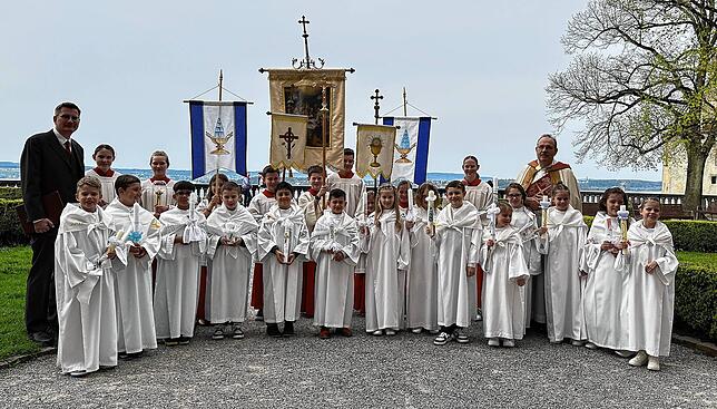 Auf Schatzsuche haben sich 14 Kinder im Gottesdienst mit Pfarrer Matthias Schneider bei ihrer Erstkommunion gemacht. Ihr Weg führte vom ...