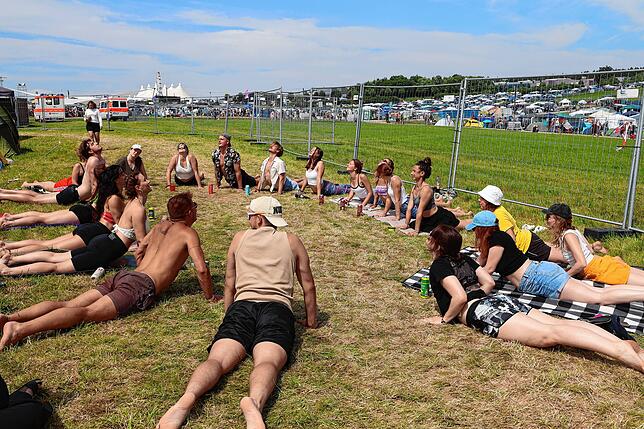Bild 19: Bier-Yoga und Pfandflaschen-Party beim Southside 2025: Das sind die besten Bilder vom Samstagvormittag