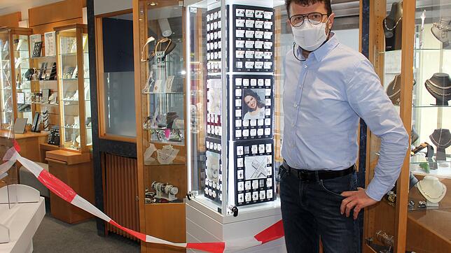 Am Absperrband ist für die Kunden von Optiker Heimo Sauter Schluss: Der Schmuck und die Uhren dürfen nur im Click-and-Collect-Verfahren ...