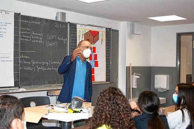SÜDKURIER-Redakteur Markus Vonberg unterstütz die Schüler beim Thema Dokumentation und Öffentlichkeitsarbeit.