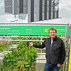 Roland Müller steht am Bauzaun, hinter diesem entsteht im Reichenauer Gewerbegebiet Göldern ein neues Firmengebäude. 1,8 Millionen Euro ...
