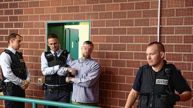 Der Angeklagte Marcel K. betritt in Begleitung von drei Justizbeamten den Gerichtssaal am Konstanzer Landgericht. Dass er seine ...