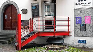 Hier vor dem K9 in der Hieronymusgasse stand eine mächtige, stadtbildprägende Erle. Sie musste gefällt werden, da sie weitestgehend ...
