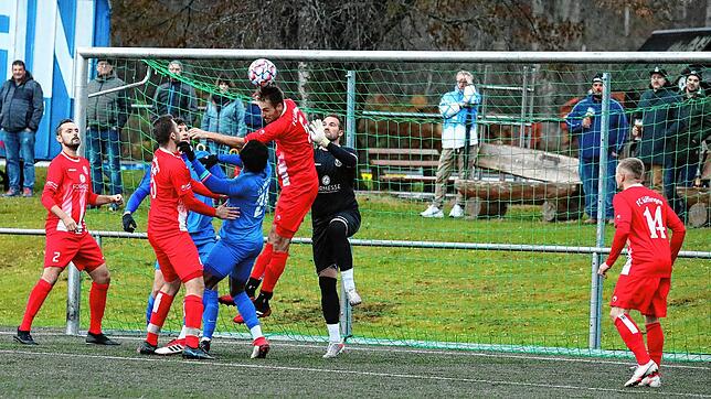 Eine Szene im Löffinger Strafraum beim umkämpften Landesliga-Derby zwischen dem FC Neustadt und dem FC Löffingen.